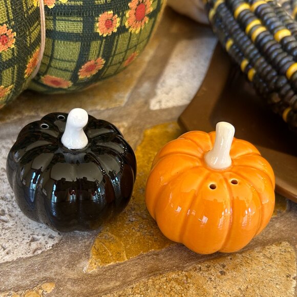 Pumpkin Salt and Pepper Shakers - Picture 1 of 6
